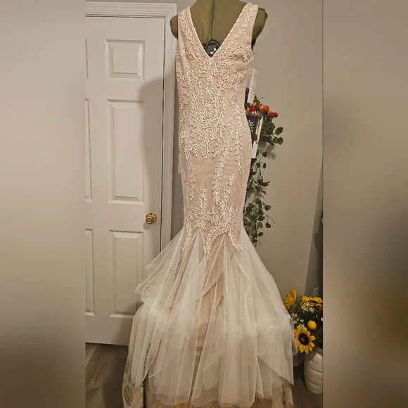 Betsy & Adam's New glamorous gown Ivory And Nude Sz S/M - Picture 13 of 13